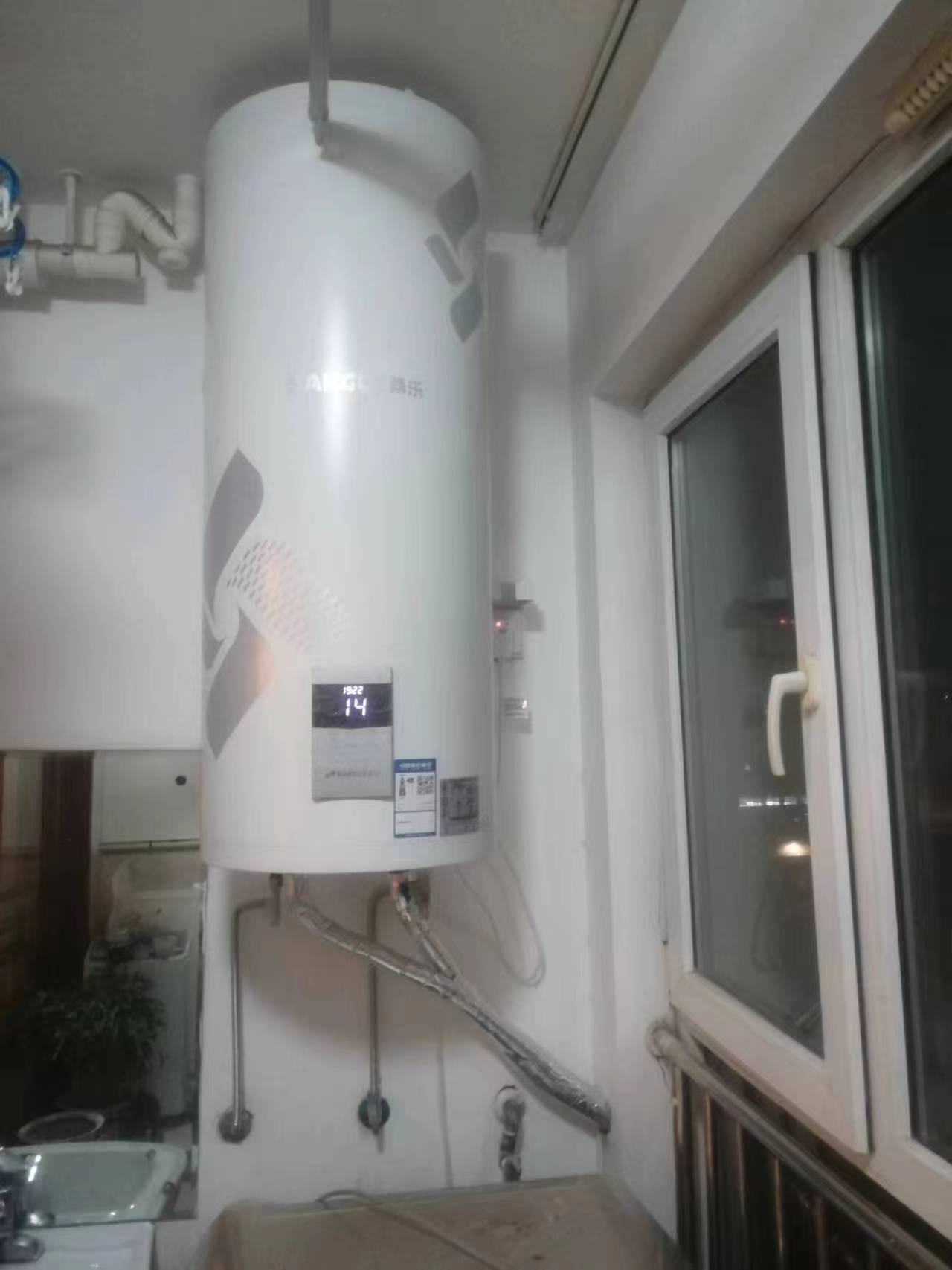 桑乐阳台壁挂太阳能安装在济南燕山盛世小区