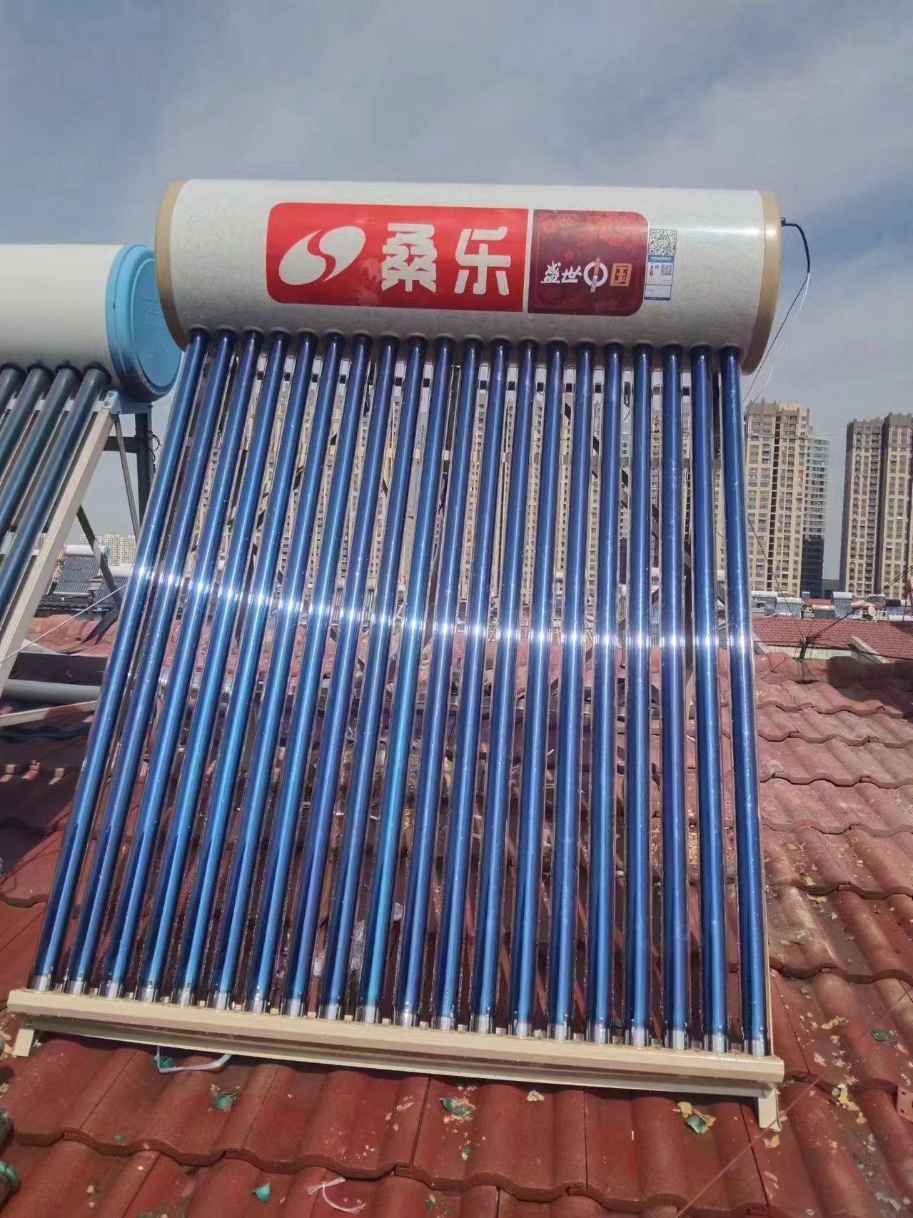 桑乐太阳能楼顶机安装在济南山大北路天舒居