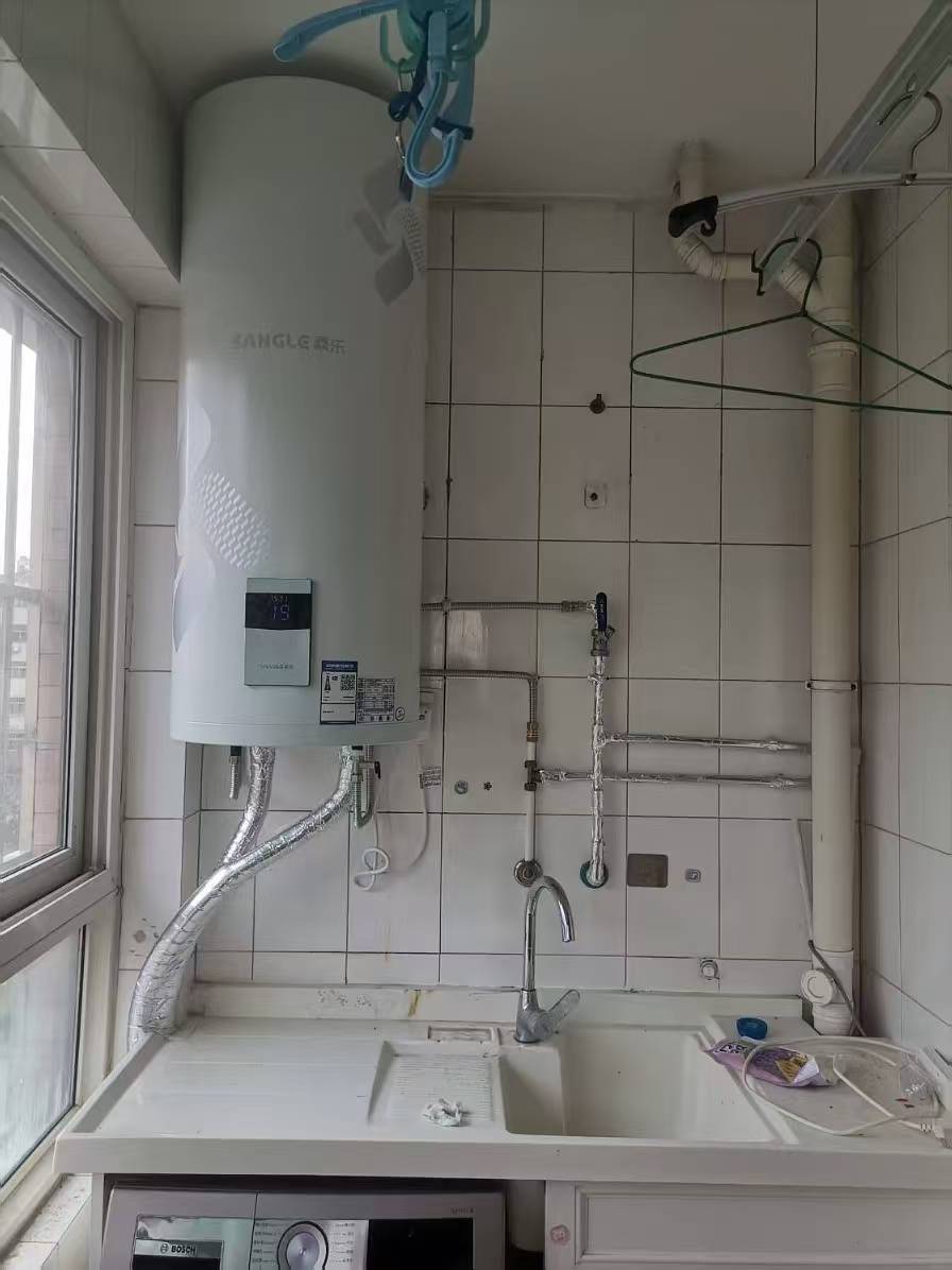 桑乐阳台壁挂太阳能安装在济南腾骐冠宸