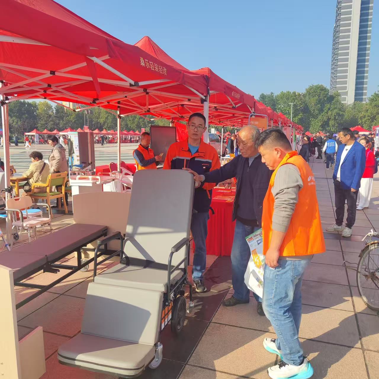 桑乐轻装轻改淄博黄金大集社区店参展2025淄博市“齐鲁银岭”“敬老月暨””情暖桑榆““焕新养老”敬老活动，