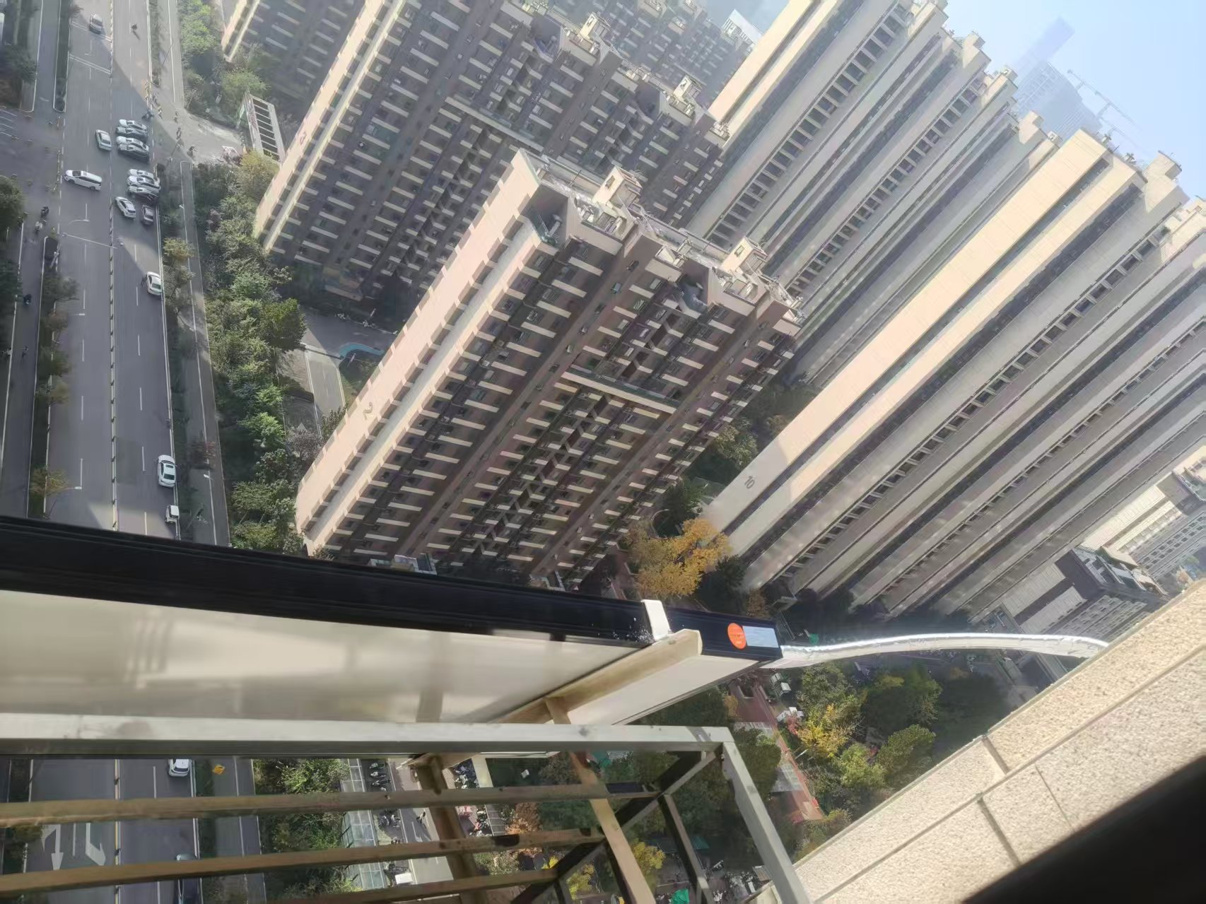 桑乐阳台壁挂太阳能安装在济南三庆城市主人