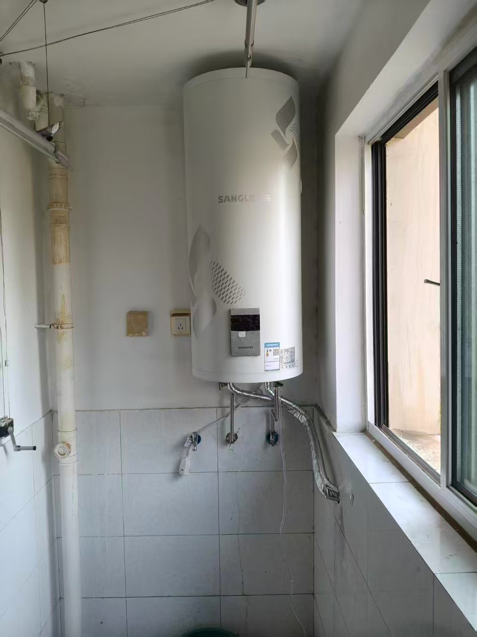 桑乐阳台壁挂太阳能安装在济南瀚裕华园小区