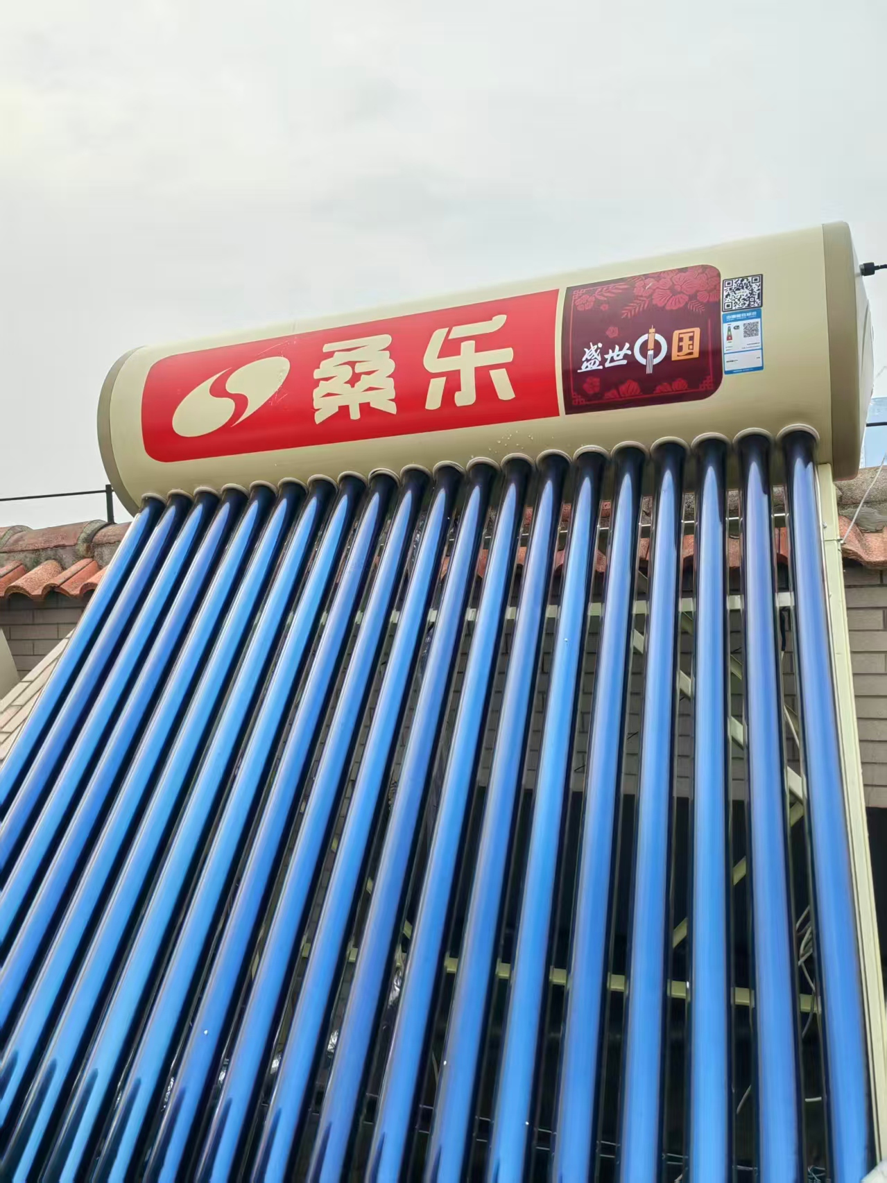 桑乐太阳能楼顶式的安装在济南师大新村