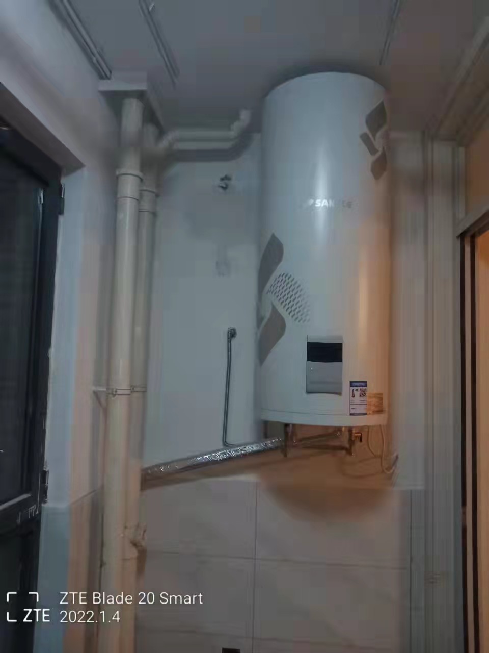 桑乐阳台壁挂太阳能安装在济南名泉春晓